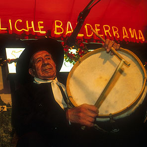 Música: folklore en peñas